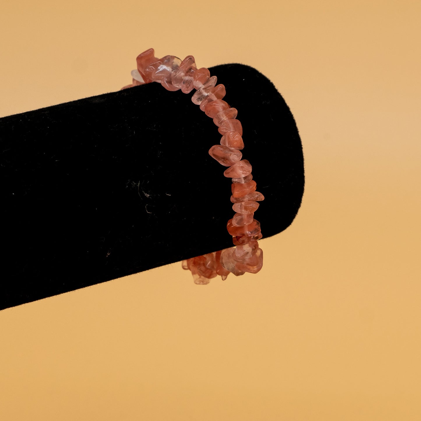 Pulsera roja asimetrica